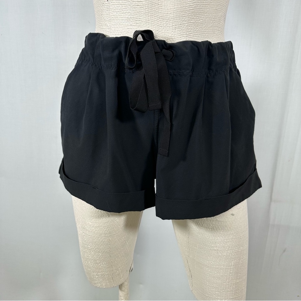 Lululemon 🍿 Black cuffed shorts Sz 8
